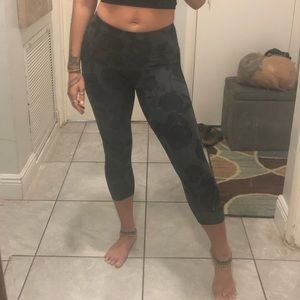 WunderUnder Luxtreme Crop - Size 6